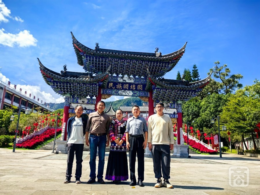 2参观宁洱民族团结园以及誓词碑.jpg